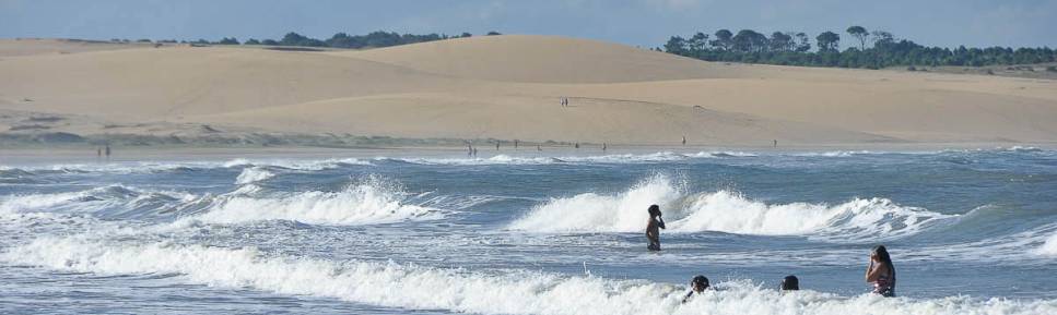 Banhistas aproveitam o dia lindo no mar de Cabo Polonio, no litoral do Uruguai